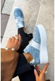 Niebieskie zamszowe sneakersy Loreva w kwiaty