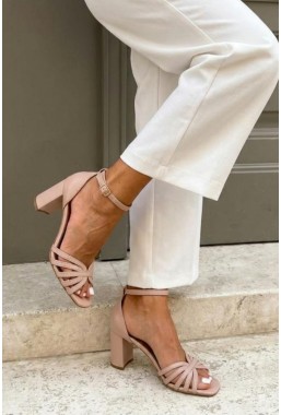 Różowe sandałki na słupku Katii