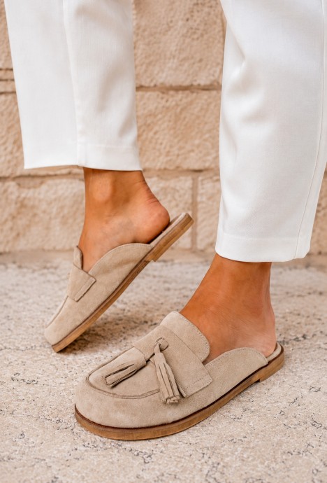 Beżowe zamszowe klapki barefoot Clare