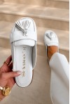 Białe klapki barefoot Clare