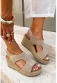 Beżowe zamszowe sandały na koturnie Belara