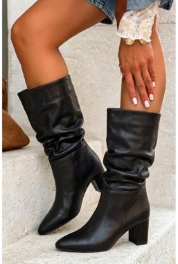 Czarne kozaki na słupku Leontina