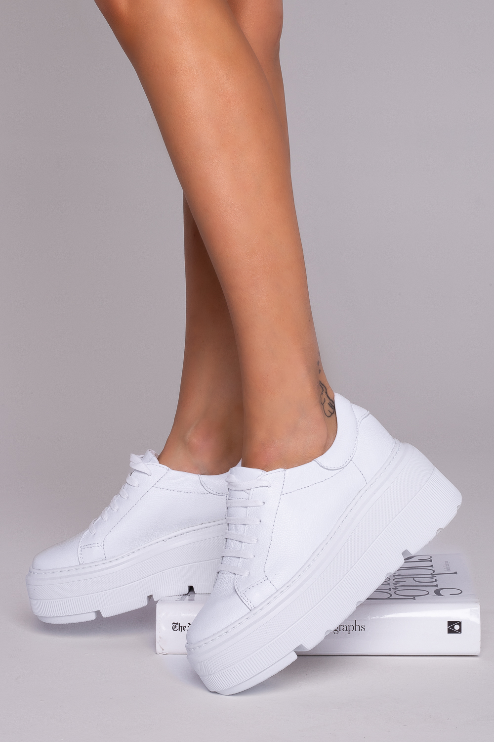 Białe sneakersy na platformie Arcadia