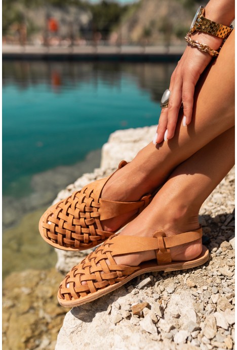 Brązowe sandały z plecionym przodem Coria